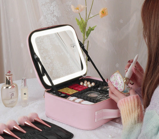 Der perfekte Beautycase mit viel Stauraum, einem integriertem Spiegel und Licht